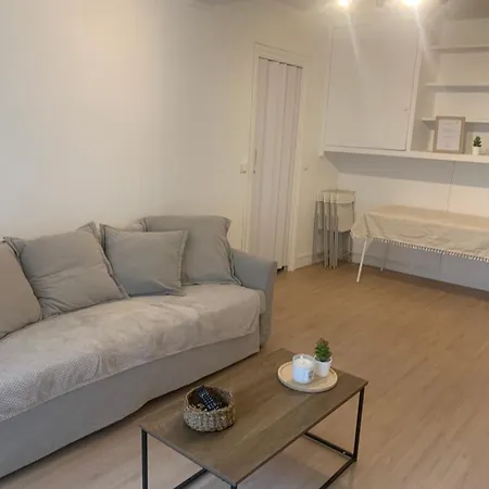 Porte Maillot Apartment